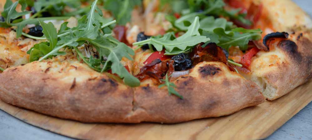 Een pizzasteen zorgt voor een knapperige korst en voorkomt een vochtige bodem.