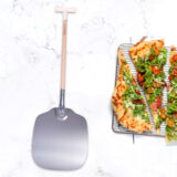 Traditionele lange pizzaschep met steel