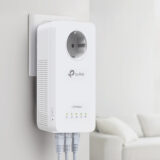 Powerline adapter met een geintegreerd stopcontact en ethernet poorten