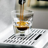 Wat is de juiste waterdruk voor een espresso met een pistonmachine?